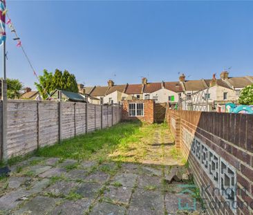 2 bed mid-terraced house to rent in Gordon Road, Gillingham, ME7 - Photo 5