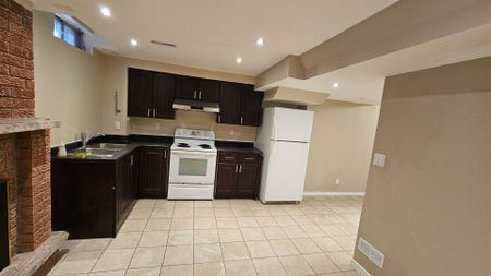 For Lease - 2107 Wincanton Crescent, Mississauga, Ontario - Photo 2