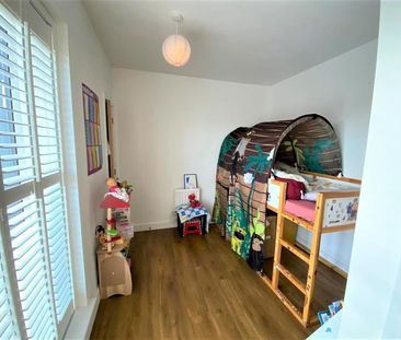 Sycamore Avenue , Woking - 4 bedrooms Property for lettings - Seymours - Photo 5