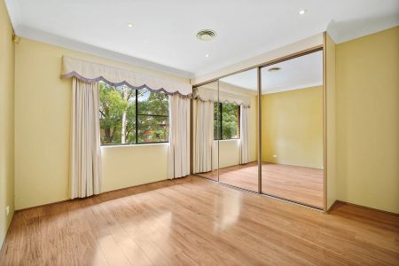 Spacious Four Bedroom Apartment At Top Floor - Photo 2
