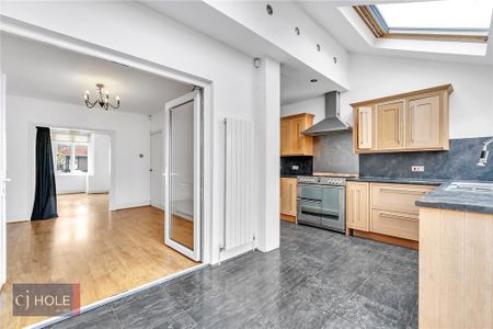 4 bedroom end of terrace house to rent - Photo 3