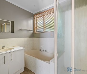 Convienently located 3 bedroom home - Photo 5