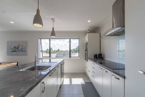 Beautifully Presented Three Bedroom Home - Photo 1