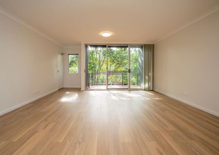 Bright and Airy Three Bedroom Apartment with Secure Parking - Photo 2
