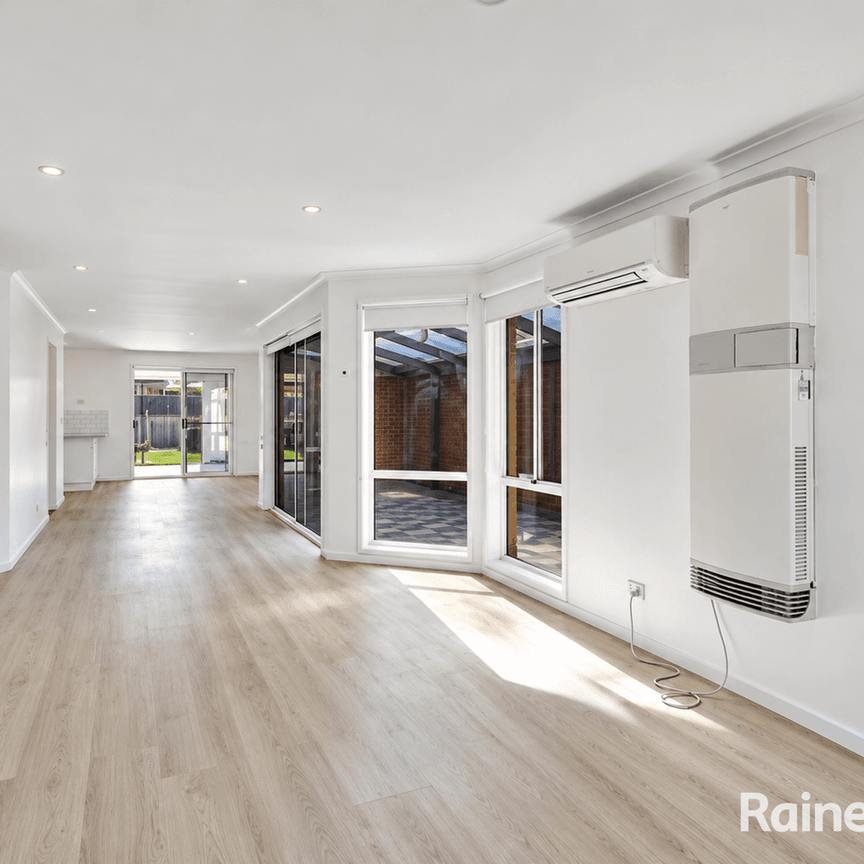 Spacious Family Living in the Heart of Roxburgh Park - Photo 1