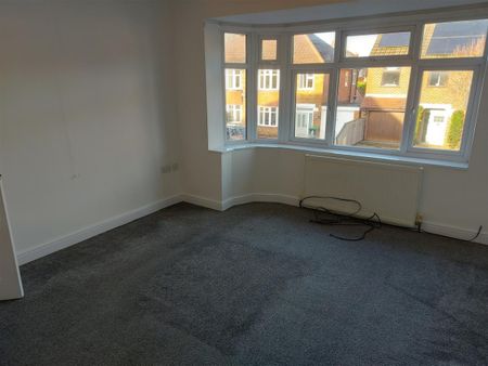 3 bedroom Semi-detached house to rent - Photo 3