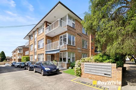 Spacious Top-Floor Apartment with Sun-Drenched Balcony & Lock-Up Garage - Photo 4
