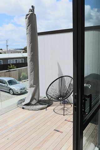 Modern Townhouse, 2 Bedroom + Study with Garage - Photo 2