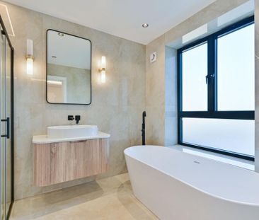 4 Bed Terraced House, Winston Close, SW20 - Photo 5