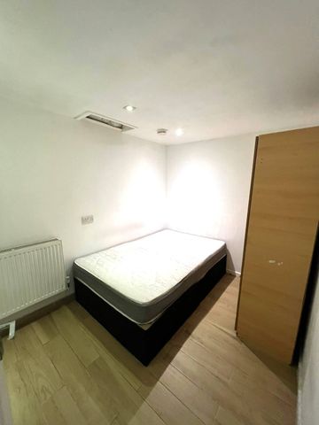 Two double room close to ilford station- 1675 pcm inclusive bills - Photo 2