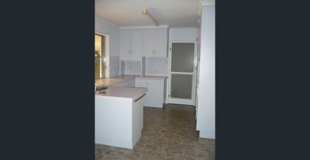 Large brick family home - close to shopping complex and University - Photo 4