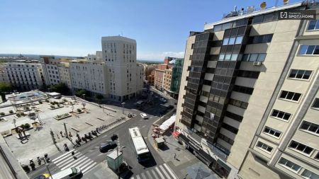 Room in a shared 5-bedroom apartment for rent in Palacio, perfect for professionals - Photo 3