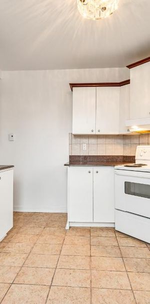 Plateau, petit 4 1/2 de 2 chambres, 1395$ - près de l'avenue Mont-Royal, disponible, coin d'immeuble et dernier étage - Photo 1