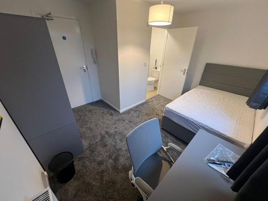 1 bedroom in a house share to rent - Photo 1