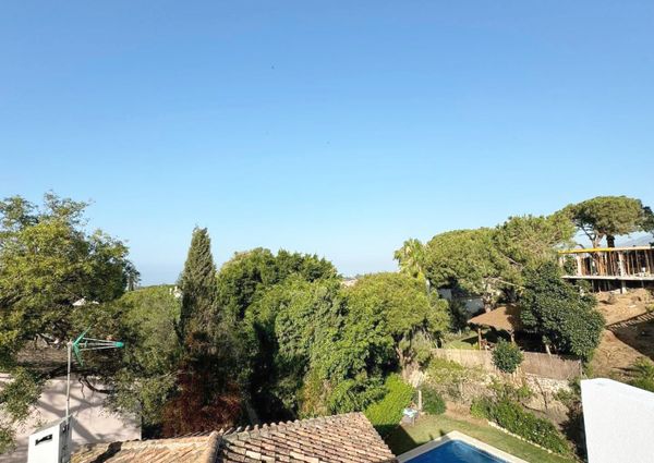 LARGE DETACHED VILLA WITH PRIVATE POOL AND GARDEN