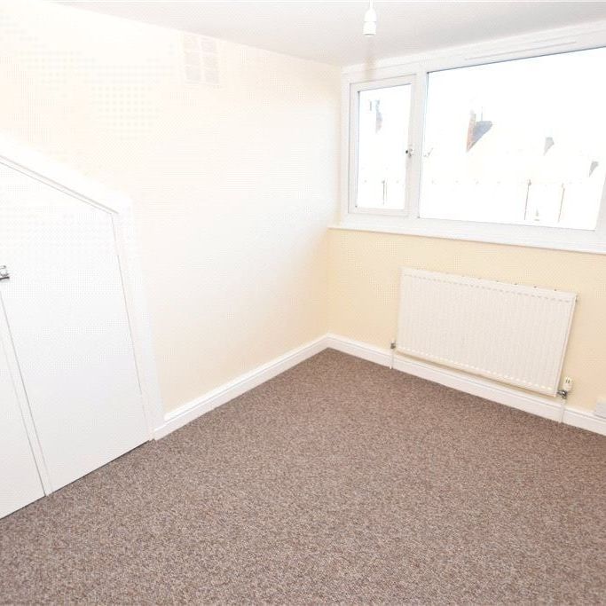 Room in a Shared House, Rombalds Grove, LS12 - Photo 1