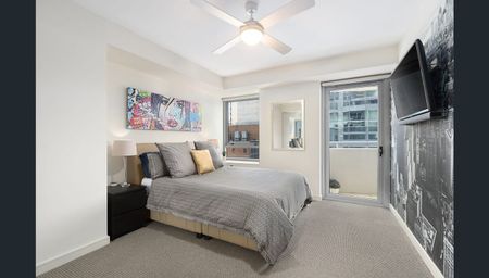 Fully Furnished & recently renovated in one of North Sydney's most convenient buildings - Photo 4