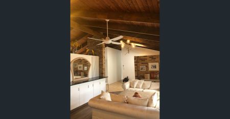 Newly renovated open living 3 bedrooms family home, available now. - Photo 2