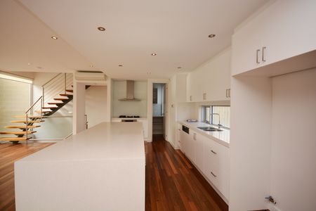 EXTRAORDINARY TOWNHOUSE LIVING NEARBY THE BEACH - Photo 3