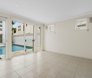 Large Luxurious Waterfront Living! - Photo 5