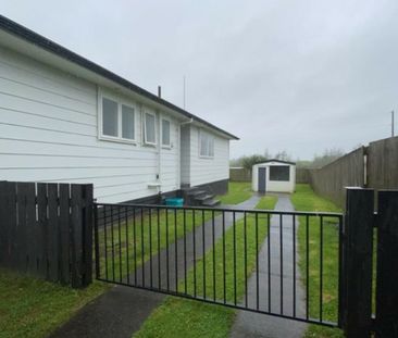 Spacious 3-Bedroom Home with 2 Outside Sleepouts - Photo 3