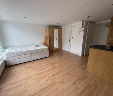 Studio to rent - Photo 2