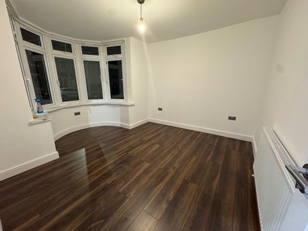 3 Bed Terraced House, Movers Lane, IG11 - Photo 2