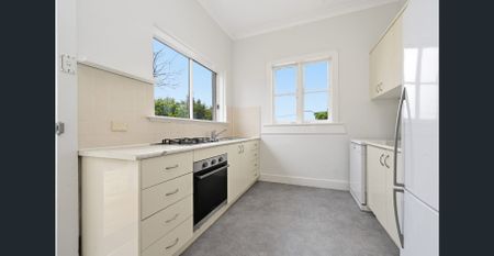 BRIGHT HOUSE WITH LARGE REAR GARDEN - Photo 3