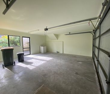 SPACIOUS THREE LEVEL HOME- FOUR BEDROOMS-OREWA! - Photo 2