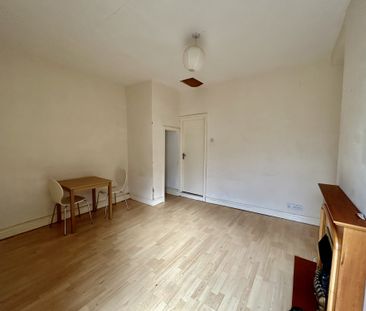 A first floor spacious flat very close to city centre and train sta... - Photo 5