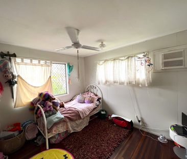 SPACIOUS 3 BEDROOM HIGH-SET HOME PARTLY BUILT IN UNDERNEATH WITH 2 ... - Photo 3