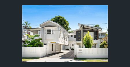 Executive Townhome Living – Fully Furnished! - Photo 2