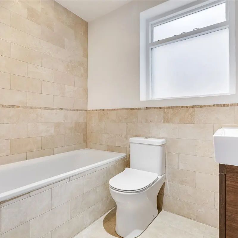 2 bedroom flat in London - Photo 2