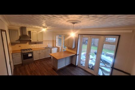 3 Bed Detached House, Foxhill, LU2 - Photo 2