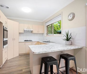 Immaculate three-bedroom home in a sought-after location - Photo 4