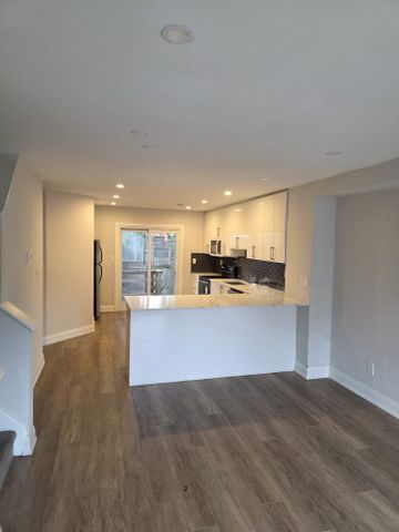 For Lease - 110 BEACH Road, Hamilton, Ontario - Photo 2