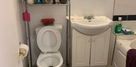 3 1/2 appartement à louer au 2e etage à côté du REM - Photo 2