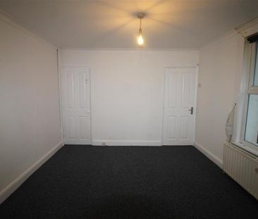 3 bedroom end of terrace house to rent - Photo 3