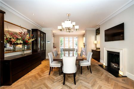 A Grade II Listed townhouse of approximately 3,960 square feet. - Photo 5