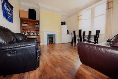 6 bedroom Flat in Hollybank, Leeds - Photo 2