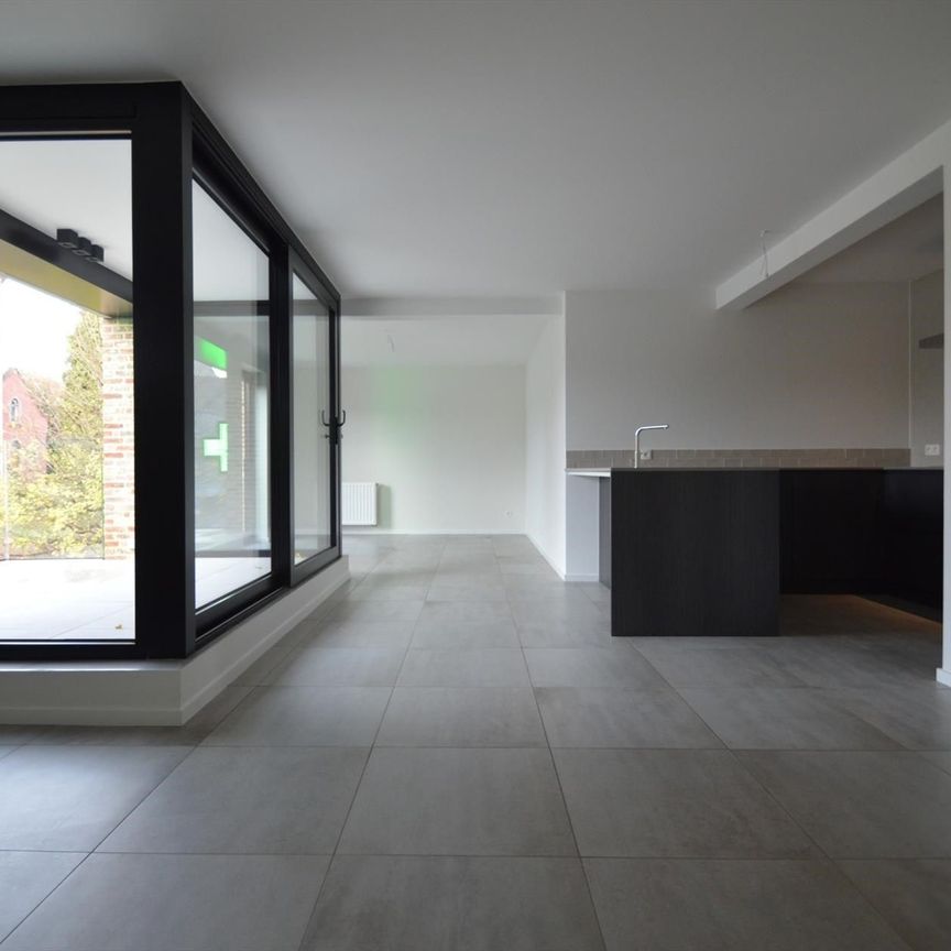 Stijlvol luxueus ingericht appartement met 2 slaapkamers en terras in hartje Hoeselt - Photo 1