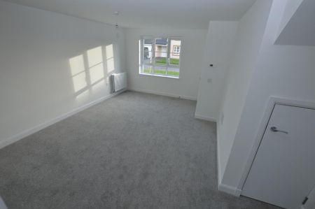 4 bedroom detached house to rent - Photo 2