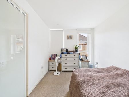 The Courtyard, High Street, Staines-Upon-Thames,TW18 - Photo 4