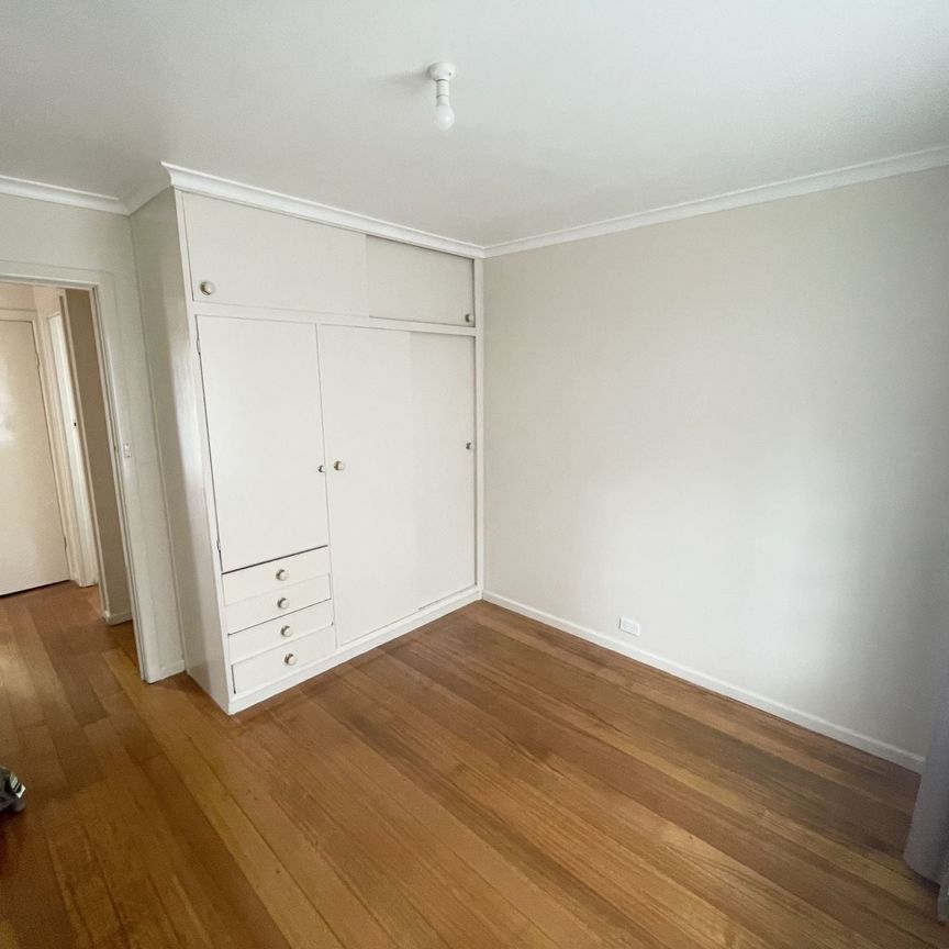 Two bedroom unit in Prime Location - Water bill included - Photo 1