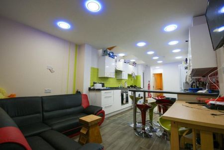 6 bedroom terraced house to rent - Photo 2