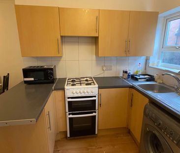 Newly refurbished professional house share near Highfield Room 2 - Photo 5