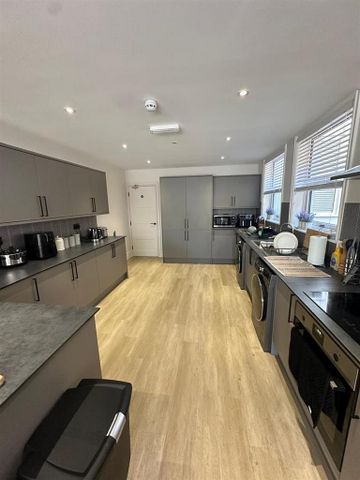 1 bedroom in a house share to rent - Photo 5