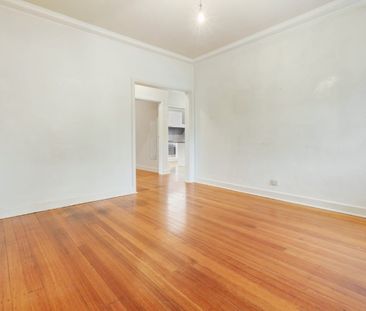Stylish Two-Bedroom Apartment in the Heart of Elsternwick and Ripponlea - Photo 6