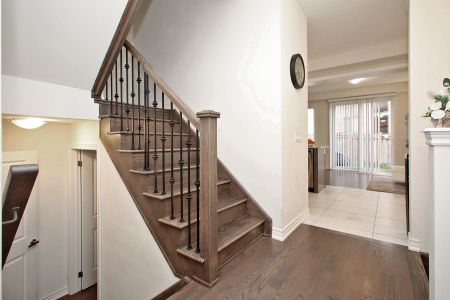 For Lease - 7 Frederick Pearson Street, East Gwillimbury, Ontario - Photo 2