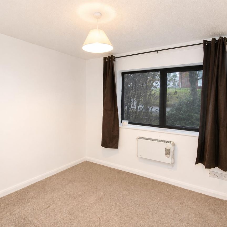 Eaton Avenue, High Wycombe - Photo 1